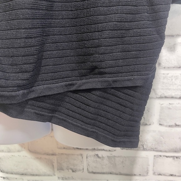 Lane Bryant Cold Shoulder Short Sleeve Asymmetrical Hem Textured Top 26/28 - Picture 2 of 7